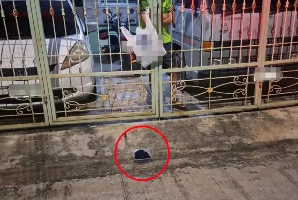 Polis memeriksa kandungan bekas plastik itu dan ternyata ia janin berusia kira-kira empat bulan dalam kandungan. Foto: Daily News.