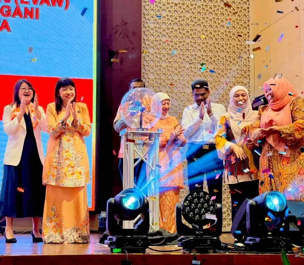 Nancy (empat dari kanan) merasmikan EVAW Sempena Sambutan Hari Menangani Keganasan Terhadap Wanita 2026 di Butterworth pada Selasa.