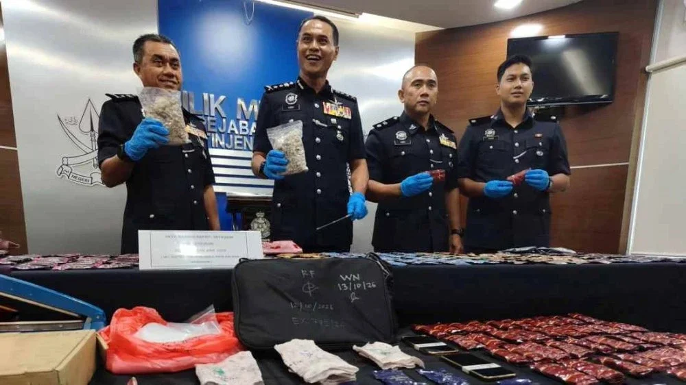 Azry (dua dari kiri) menunjukkan pelbagai jenis dadah seberat 6.315kg dianggarkan bernilai RM291,250 yang dirampas dalam serbuan di sebuah rumah di Kuantan pada 12 Oktober lalu.