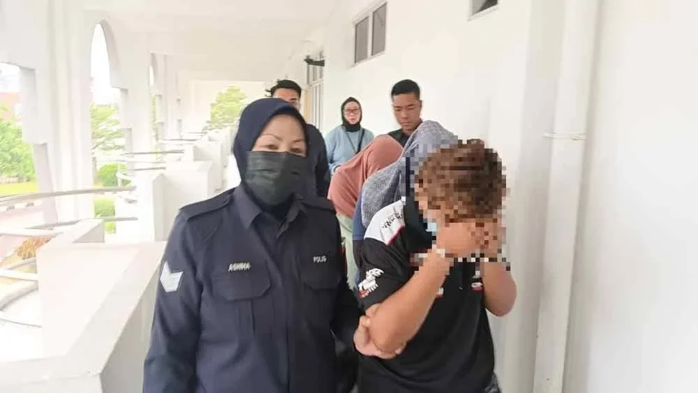 Nurin Atiqah (depan) dan Alia Mysarah (belakang) dibawa keluar dari Mahkamah Majistret Kota Tinggi.