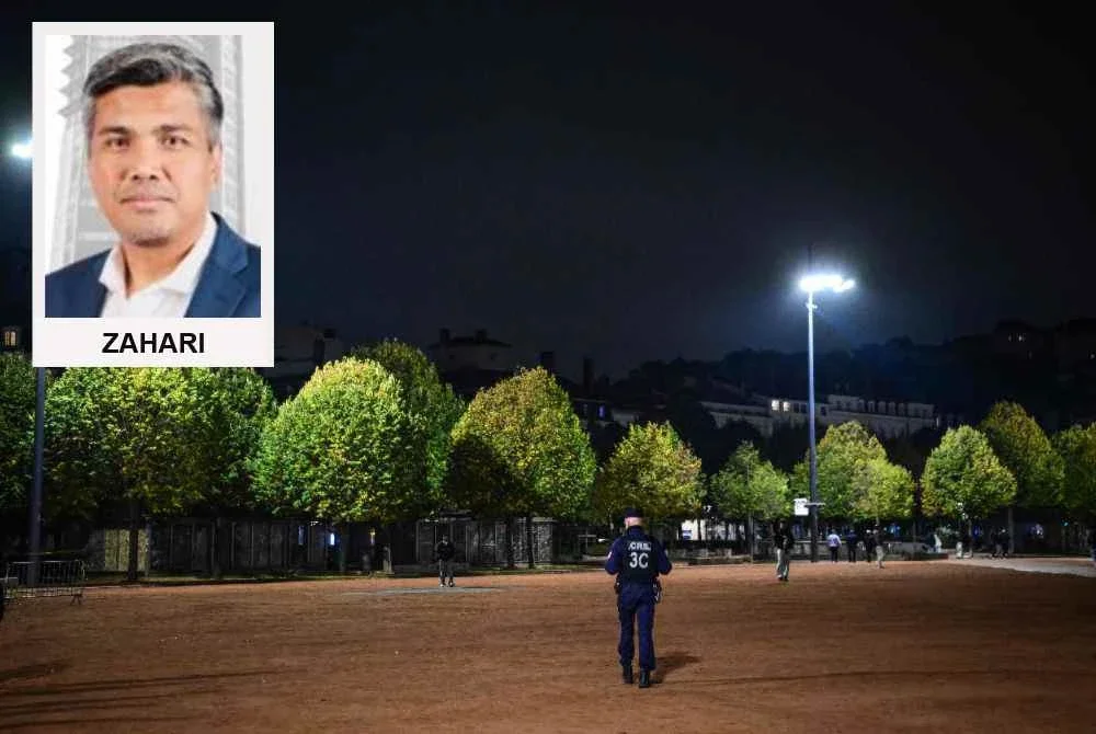 Seorang pegawai polis Perancis membuat rondaan semasa perintah berkurung separa di Lyon pada 19 Oktober 2026, berikutan demonstrasi pada hujung minggu - Foto: AFP