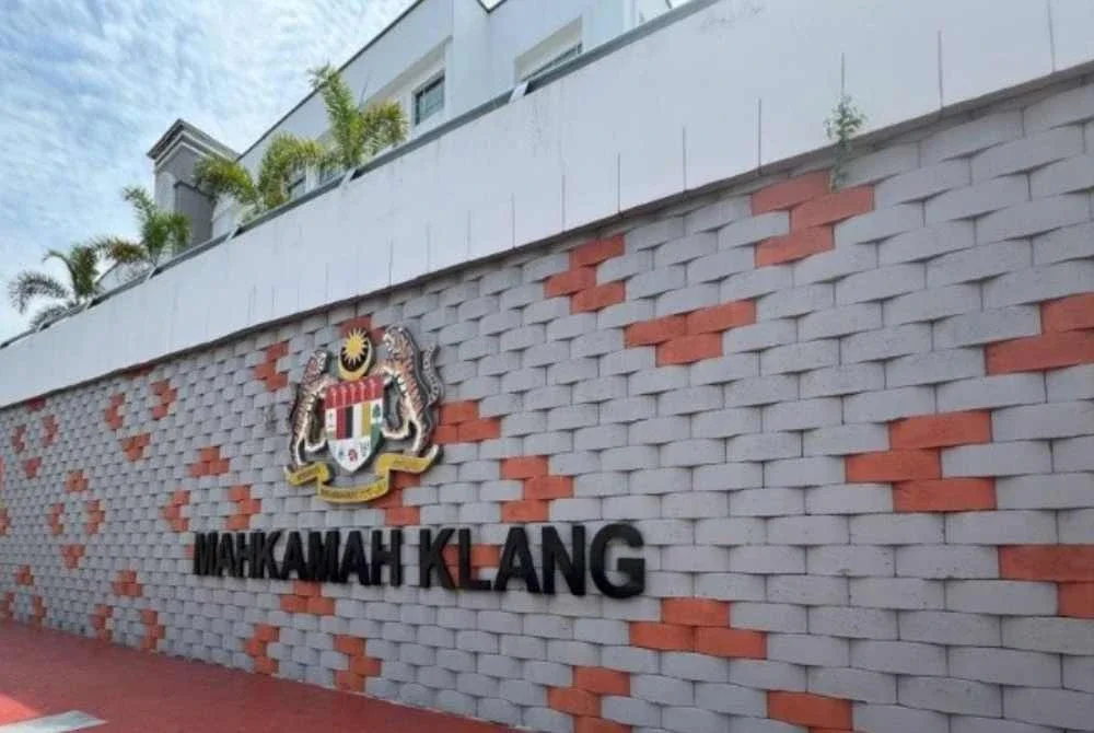 Tiga beranak mengaku tidak bersalah di Mahkamah Sesyen, Klang hari ini atas pertuduhan mendera seorang kanak-kanak lelaki sehingga mengakibatkan kecederaan fizikal, tahun lepas.