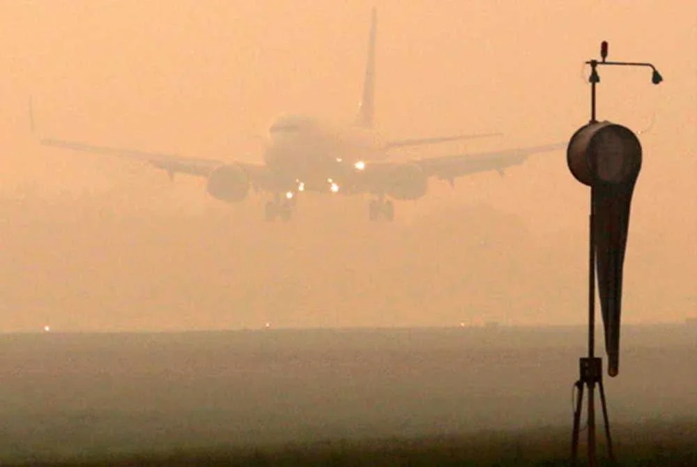 Jerebu akibat kebakaran hutan dan tanah di seluruh Indonesia menjejaskan 2,604 penerbangan domestik sejak Ogos lalu - Foto: Agensi