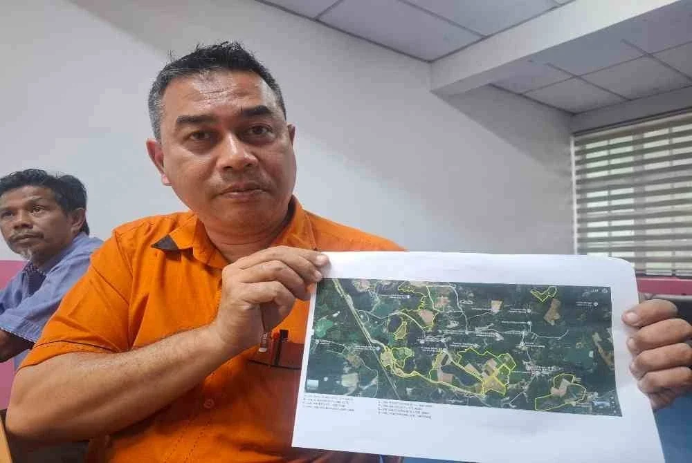 Penolong Pegawai Pertanian Daerah Kinta dan Kampar, Wildan Firdaus Badaruddin menunjukkan peta lot pertanian yang terlibat di sekitar Kampung Redang Sawa dan Kampung Changkat Tualang.