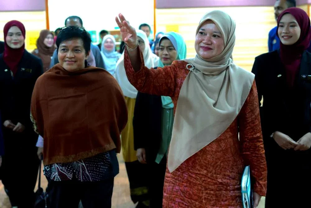 Fadhlina dan Menteri di Jabatan Perdana Menteri (Undang-Undang dan Reformasi Institusi), Datuk Seri Azalina Othman Said pada Program Penataran Literasi Akta Antibuli 2026 di Institut Pendidikan Guru Malaysia, Kampus Bahasa Melayu, Lembah Pantai. Foto Bernama