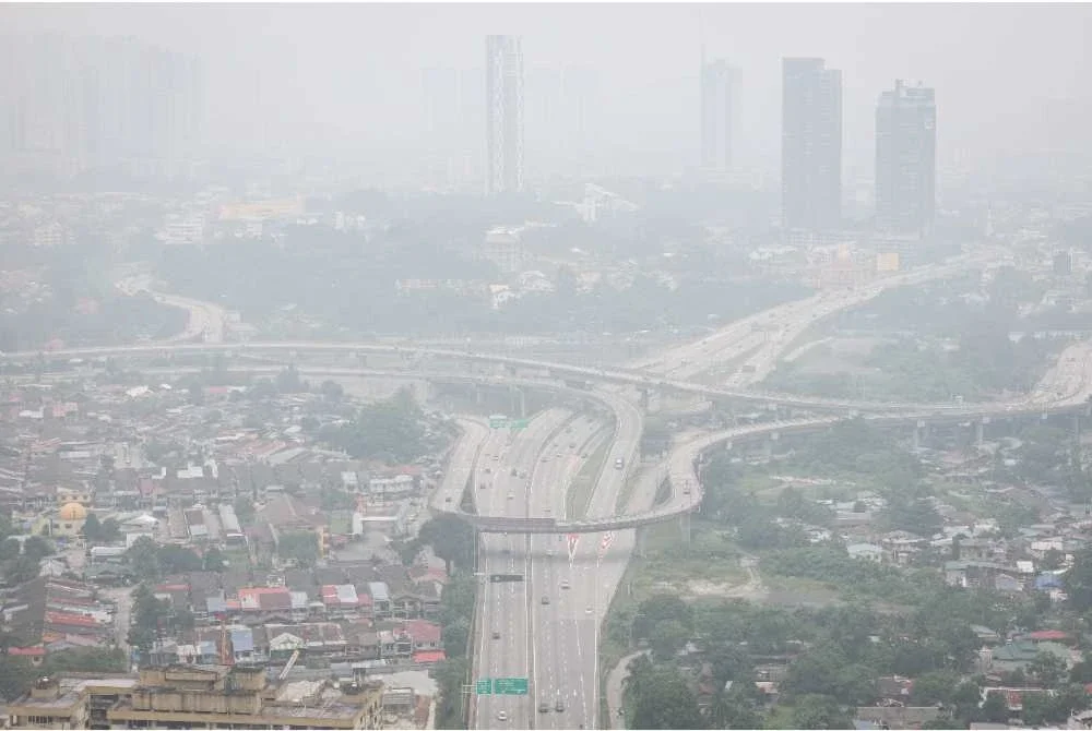 Keadaan jerebu yang menyelubungi ibu negara. Foto fail Bernama