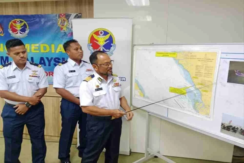 Abdul Muhaimin (kanan) ketika sidang media di Ibu Pejabat Maritim Malaysia Selangor, Pelabuhan Klang, pada Selasa.