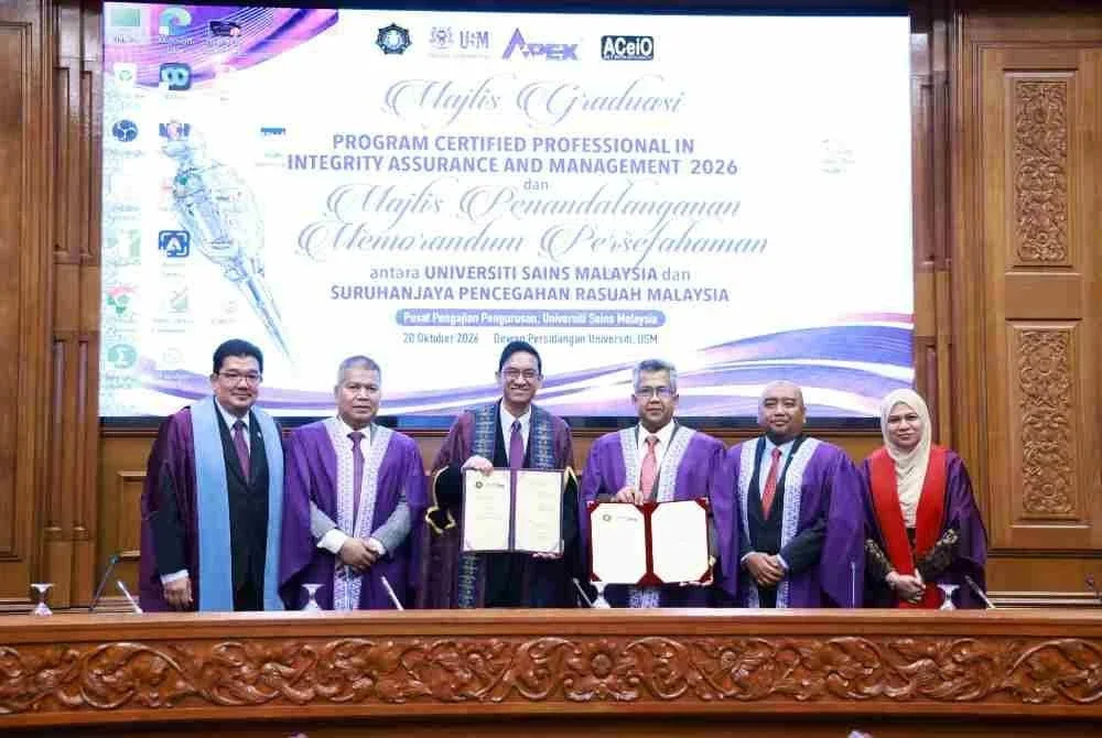 Azmi (tiga dari kanan) bersama Abdul Rahman (empat dari kanan) bergambar selepas menandatangani MoU di USM Pulau Pinang pada Selasa.