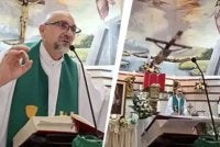Rakaman menunjukkan salib itu tumbang secara tiba-tiba lalu menghempap paderi itu ketika beliau berdiri di belakang altar menghadap orang ramai yang hadir pada upacara tersebut. - FOTO: Agensi