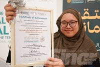 Siti Sarah mewakili Allahyarham menerima anugerah Ummatic Excellence Women's Award 2026 (Special Award In Memory): Global Quranic Legacy. FOTO: ROSLI TALIB