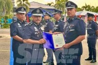 Mohd Yusoff (dua dari kiri) menyampaikan sijil penghargaan kepada pegawai yang cemerlang dalam tugas.