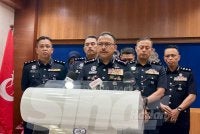 Mohd Yusoff (tengah) ketika bercakap kepada pemberita di IPK Kelantan pada Selasa. 