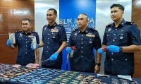 Azry (tiga dari kanan) menunjukkan dadah yang dirampas selepas penahanan pasangan suami isteri yang dipercayai bertindak sebagai penghantar dadah. 
