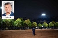 Seorang pegawai polis Perancis membuat rondaan semasa perintah berkurung separa di Lyon pada 19 Oktober 2026, berikutan demonstrasi pada hujung minggu - Foto: AFP