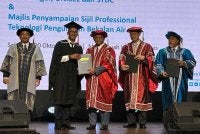 Amirudin (tiga dari kanan) menyampaikan Sijil Profesional Teknologi Pengurusan Bekalan Air kepada salah seorang penerima pada Majlis Pelancaran Program Kerjasama Air Selangor, Unisel dan STDC di Shah Alam pada Selasa.