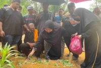 Jenazah Allahyarham dikebumikan pada Selasa.