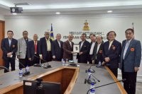Jason Goh (enam dari kiri) bersama Ahmad Fadzli (lima dari kanan) ketika mengadakan lawatan ke Pejabat SUK di Shah Alam pada Selasa.