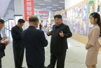 Imej terbaharu dikeluarkan media Korea Utara menunjukan Jong Un (dua dari kanan) melawat pameran pakaian dan kasut wanita. - Foto Agensi