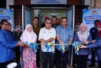 Aaron (tengah) merasmikan Pusat Mediasi Komuniti di Perumahan Awam Seri Kota.