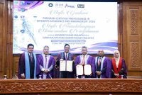 Azmi (tiga dari kanan) bersama Abdul Rahman (empat dari kanan) bergambar selepas menandatangani MoU di USM Pulau Pinang pada Selasa.