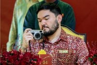 Tengku Amir Shah berkenan merakam gambar pada Majlis Jamuan Teh Diraja Bersama Kerabat Diraja Selangor. Foto Bernama