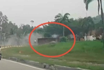 Tangkap layar rakaman video sebuah lori yang terbabas dan terbalik di susur Alam Budiman, Persiaran Mokhtar Dahari, Shah Alam pada Isnin