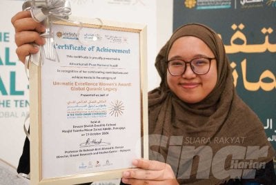 Siti Sarah mewakili Allahyarham menerima anugerah Ummatic Excellence Women's Award 2026 (Special Award In Memory): Global Quranic Legacy. FOTO: ROSLI TALIB