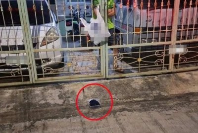 Polis memeriksa kandungan bekas plastik itu dan ternyata ia janin berusia kira-kira empat bulan dalam kandungan. Foto: Daily News.