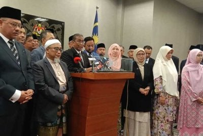 Takiyuddin (tiga dari kiri) ketika sidang akhbar di Pusat Media Parlimen pada Selasa.
