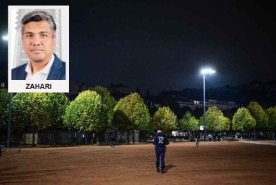 Seorang pegawai polis Perancis membuat rondaan semasa perintah berkurung separa di Lyon pada 19 Oktober 2026, berikutan demonstrasi pada hujung minggu - Foto: AFP