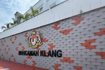 Tiga beranak mengaku tidak bersalah di Mahkamah Sesyen, Klang hari ini atas pertuduhan mendera seorang kanak-kanak lelaki sehingga mengakibatkan kecederaan fizikal, tahun lepas.