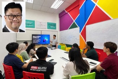 Melalui K-Youth, belia bukan sahaja memperolehi latihan, malah dibimbing untuk membina kerjaya mampan dan berdaya saing. Gambar kecil: Shahrizal