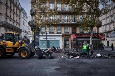 Pekerja majlis perbandaran membersihkan harta benda awam yang dimusnahkan perusuh di tengah Paris. - Foto AFP