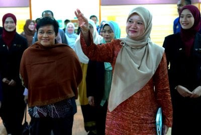 Fadhlina dan Menteri di Jabatan Perdana Menteri (Undang-Undang dan Reformasi Institusi), Datuk Seri Azalina Othman Said pada Program Penataran Literasi Akta Antibuli 2026 di Institut Pendidikan Guru Malaysia, Kampus Bahasa Melayu, Lembah Pantai. Foto Bernama