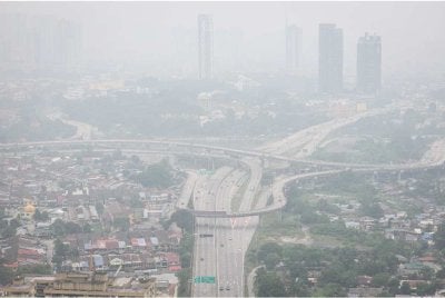 Keadaan jerebu yang menyelubungi ibu negara. Foto fail Bernama