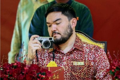 Tengku Amir Shah berkenan merakam gambar pada Majlis Jamuan Teh Diraja Bersama Kerabat Diraja Selangor. Foto Bernama