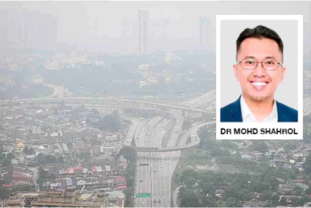 Keadaan jerebu yang menyelubungi ibu negara sehingga menjejaskan jarak penglihatan menyebabkan Menara Berkembar Petronas (KLCC) tidak kelihatan ketika tinjauan pada Ahad. Foto Bernama