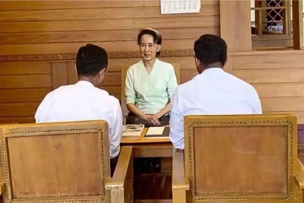 Gambar yang dikeluarkan Pejabat Jurucakap Presiden Myanmar memaparkan Suu Kyi ketika menerima dua buku dan sepucuk surat bermeterai daripada Raja Charles di Myanmar.