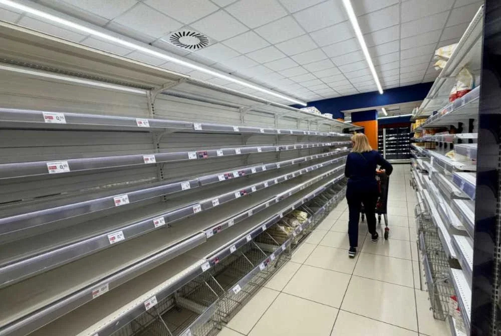 Mogok yang dijalankan di Itali menyebabkan kekurangan barangan di pasar raya. - FOTO: Reuters