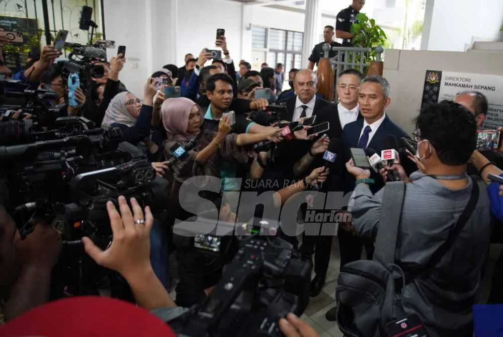 Mohd Shuhaily bercakap kepada pemberita ketika sidang akhbar sebelum proses pendakwaan berlangsung di mahkamah Majistret Sepang pada Rabu. - FOTO: Rosli Talib