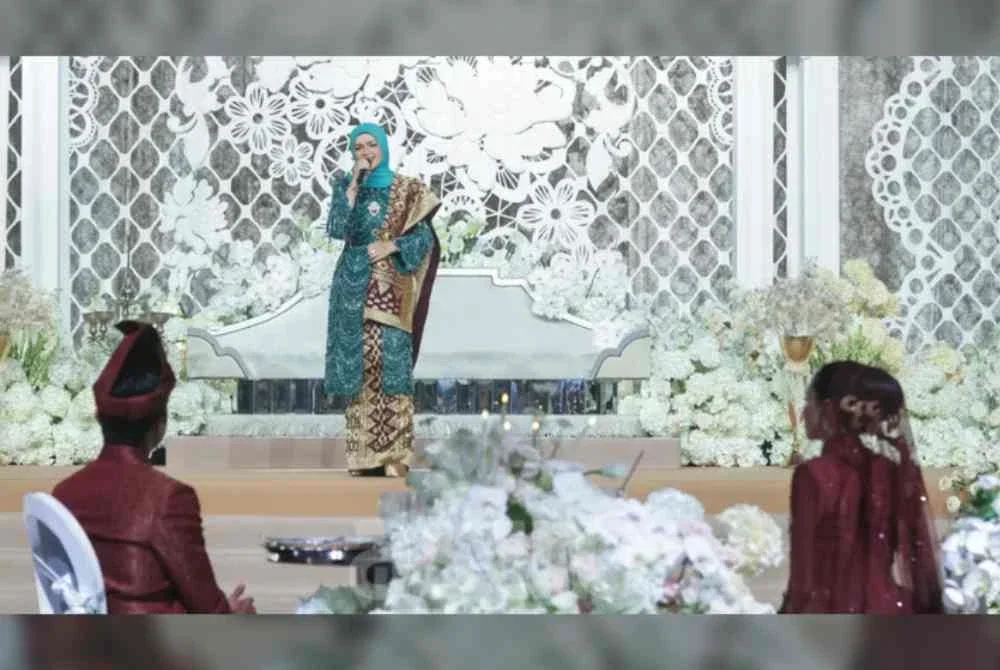 Siti Nurhaliza membuat persembahan sewaktu majlis persandingan Bella Astillah dan Syed Saddiq.