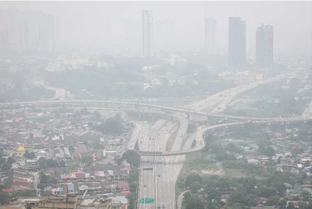 Sebanyak 22 kawasan di seluruh negara mencatatkan bacaan Indeks Pencemar Udara (IPU) pada tahap tidak sihat setakat 9 pagi, Selasa. Foto: fail/Bernama