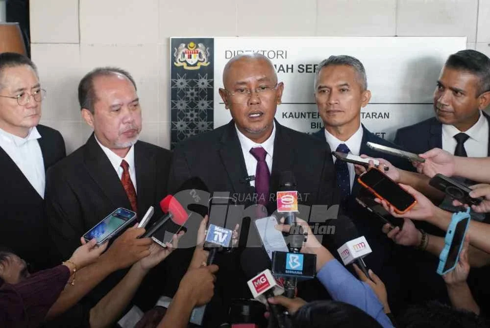 Rosal (tengah) ketika sidang akhbar membabitkan pendakwaan Mohd Suhaily (dua dari kanan) di Mahkamah Majistret Sepang pada Rabu. - FOTO: Rosli Talib.