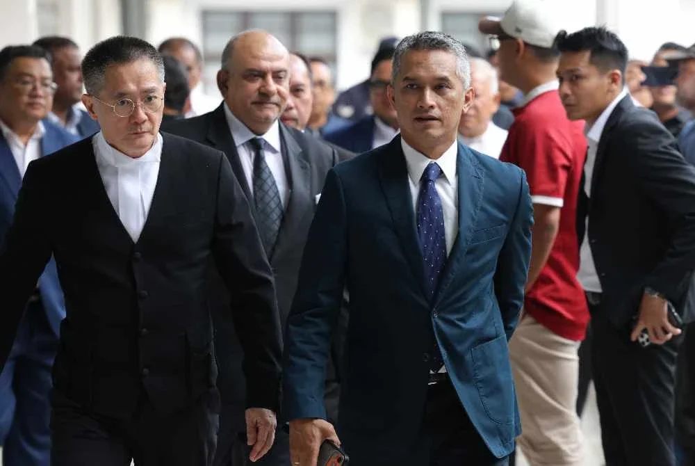 Ketua Pengarah AKPS, Datuk Seri Mohd Shuhaily Mohd Zain (depan kanan) bersama peguamnya ketika tiba di Kompleks Mahkamah Sepang hari ini bagi menghadapi dua pertuduhan berhubung dakwaan mengasari dua anggota polis di Terminal 1 KLIA. Foto Bernama