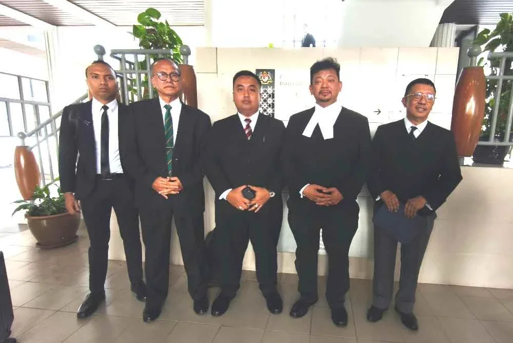 Kamal Hisham (dua kanan) dan Muhammad Nor (tiga kanan) ketika sidang akhbar selepas selesai prosiding membabitkan Mohd Suhaily di Mahkamah Majistret Sepang pada Rabu.