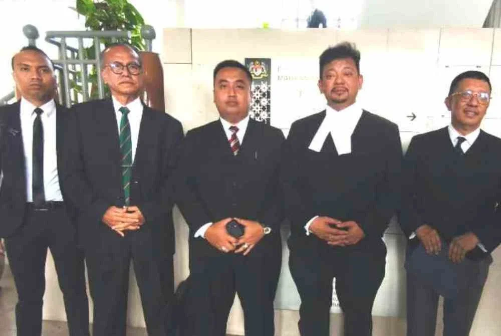 Kamal Hisham (dua kanan) dan Muhammad Nor (tiga kanan) ketika sidang akhbar selepas selesai prosiding membabitkan Mohd Suhaily di Mahkamah Majistret Sepang pada Rabu.