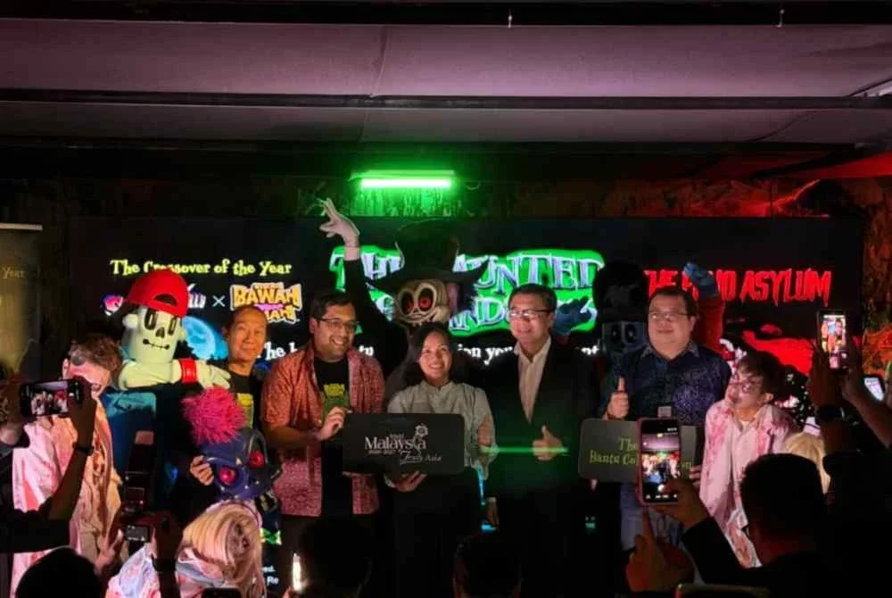 Dari kiri, Wong Kuan Loong, Pengarah Kisah Bawah Tanah; Hendra Wardi, Pencipta Bersama Kisah Bawah Tanah; Teo Nie Ching, Timbalan Menteri Komunikasi; Aaron Chia, Ketua Pegawai Operasi Resorts World Genting; dan Spencer Lee, Naib Presiden Eksekutif Jualan, Pemasaran dan Perhubungan Awam Resorts World Genting.