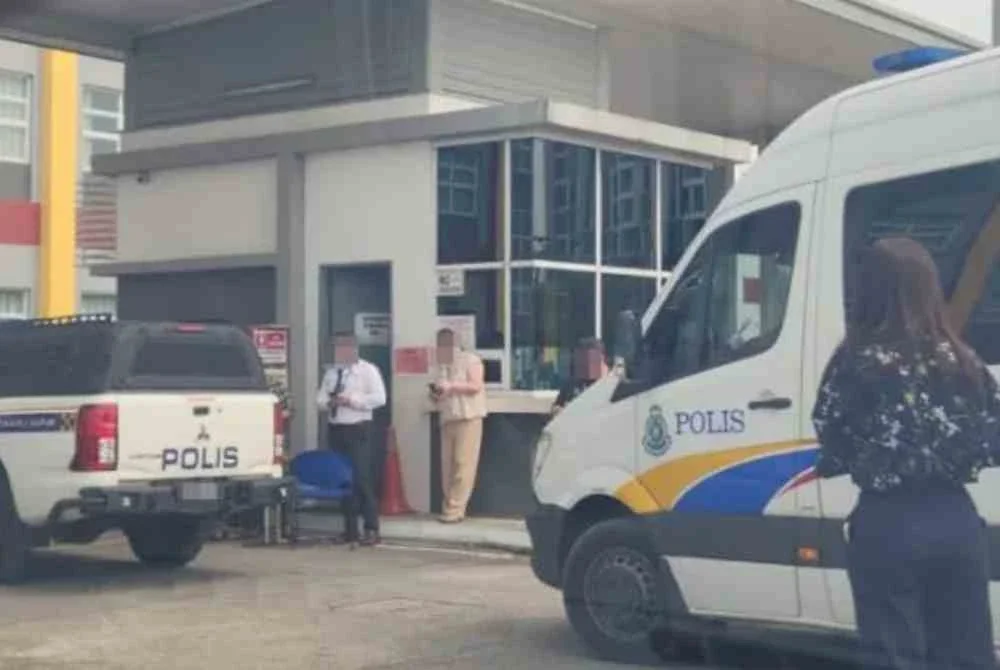 Seorang guru di sebuah sekolah antarabangsa cedera ketika cuba merampas objek tajam yang dibawa seorang pelajar sekolah menengah tanpa kebenaran dalam satu kejadian di sekolah itu pada Rabu.