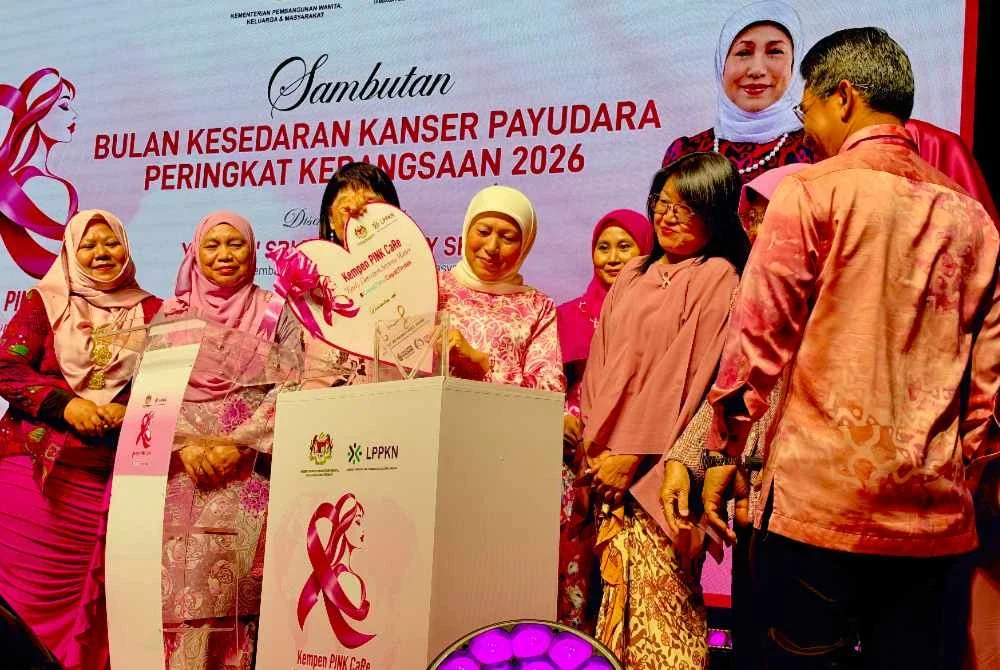 Nancy (tengah) merasmikan Sambutan Bulan Kesedaran Kanser Payudara Peringkat Kebangsaan 2026 di Pusat Konvensyen Waterfront Pulau Pinang (PWCC) pada Rabu.