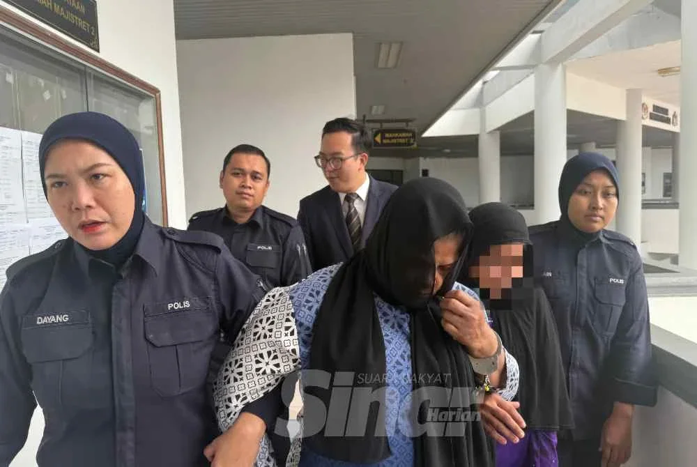 Shofikah (tengah) dihadapkan ke mahkamah atas pertuduhan mencederakan bayi setahun bulan lalu. Foto: Sinar Harian
